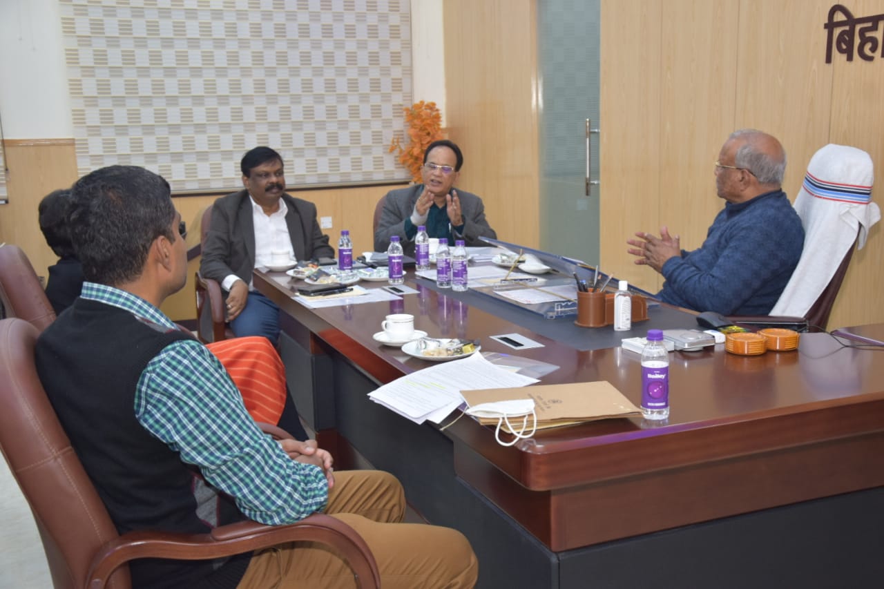 वाणिज्य विभाग के कार्यालय में अधिकारियों के साथ बैंक व जीएसटी से संबंधित विषयों पर चर्चा