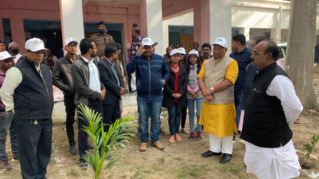 नमामि गंगे योजना के तहत कटिहार में चलाये जा रहे नदी उत्सव कार्यक्रम में पौधारोपण कर आयोजन