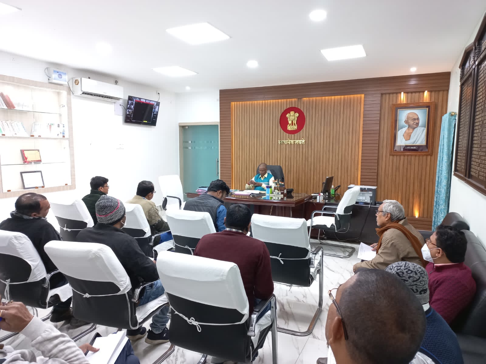 कार्यालय प्रकोष्ट में कोषांग के सभी पदाधिकारियों के साथ बैठक