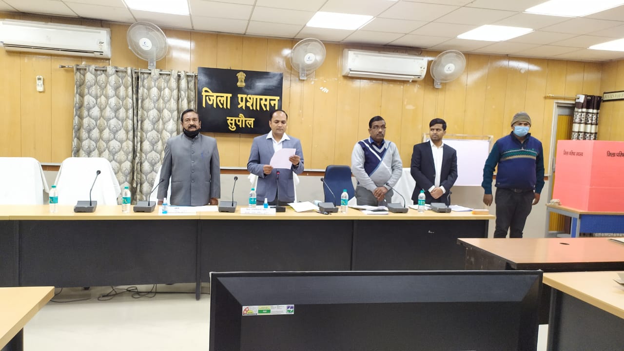 स्थित टी.सी.पी. भवन, सुपौल में जिला पदाधिकारी की अध्यक्षता निर्वाचन की प्रक्रिया
