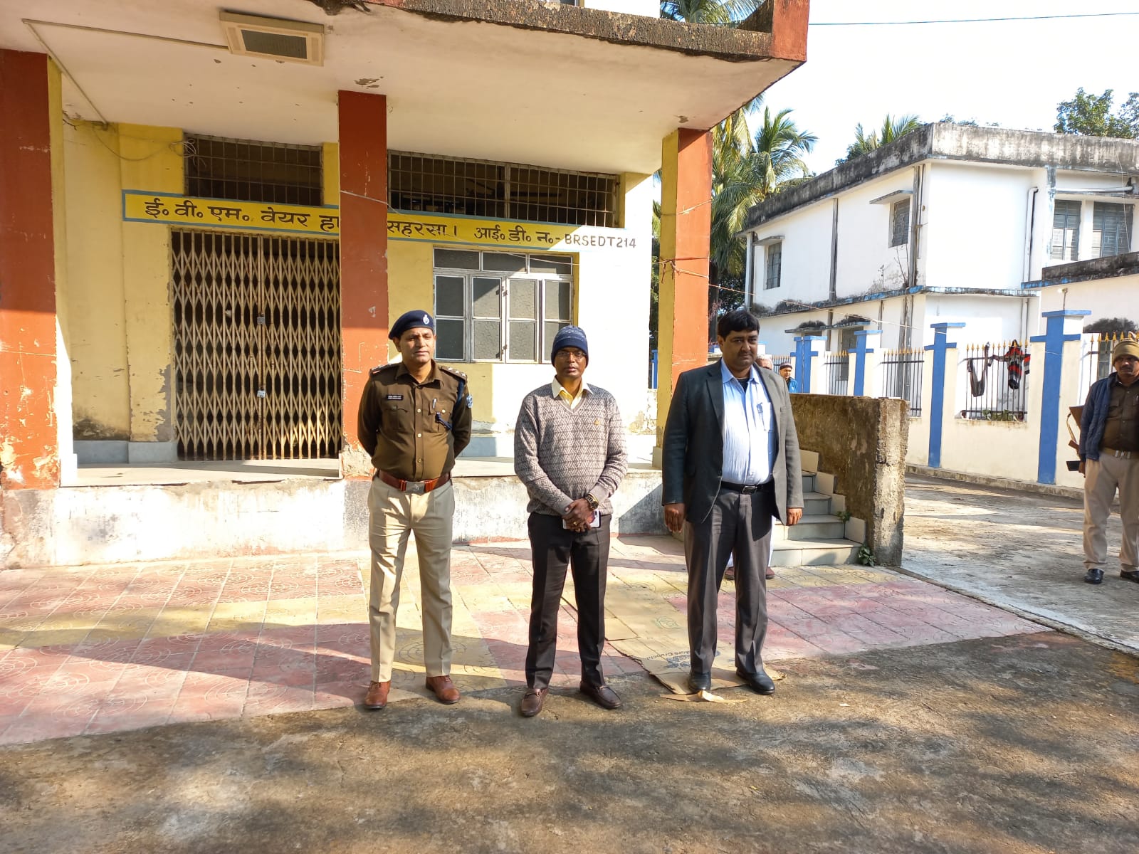 समाहरणालय परिसर में अवस्थित EVM एंव VVPAT गोदाम का निरीक्षण किया गया।