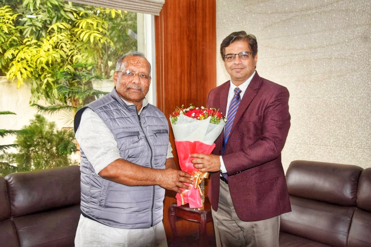 अपने आवास पर पूर्व मध्य रेलवे के महाप्रबंधक अनुपम शर्मा जी से मुलाकात बिहार से संबंधित रेल की योजनाओं, कार्यक्रमों एवं समस्याओं पर विस्तार