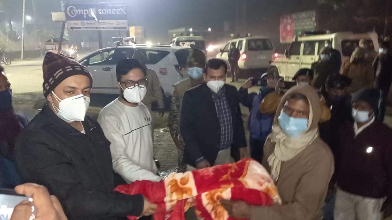 जिला पदाधिकारी श्री राहुल कुमार द्वारा संयुक्त रूप से देर रात्रि सड़कों पर घूम कर जरूरतमंदों,असहायों एवं रिक्शा चालकों के बीच कंबल वितरित किया गया