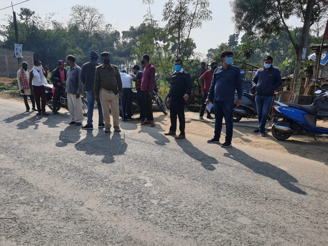 प्रशासन द्वारा सड़क पर उतर कर विभिन्न चौक चौराहों पर सख्ती से मास्क चेकिंग अभियान