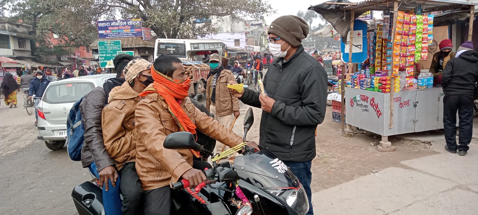 प्रशासन द्वारा सड़क पर उतर कर विभिन्न चौक चौराहों पर सख्ती से मास्क चेकिंग अभियान