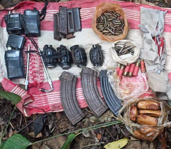 असम पुलिस ने दीप्हू के पास के जंगलों से हथियार और गोला-बारुद बरामद किया