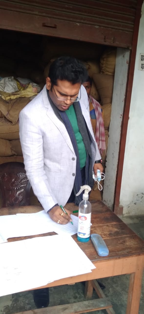 जिला पदाधिकारी अररिया द्वारा नरपतगंज के मधुरा उत्तर एवं बढ़ेपाड़ा पैक्स गोदाम एवं राइस मिल का औचक निरीक्षण किया गया