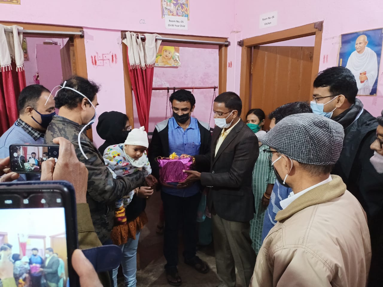 जिलाधिकारी द्वारा दत्तकग्रहक में आवासित बच्ची को नेल्लोर के भावी दत्तकग्राही माता-पिता को पूर्व पालन-पोषण एवं देख रेख हेतु सुपुर्द किया