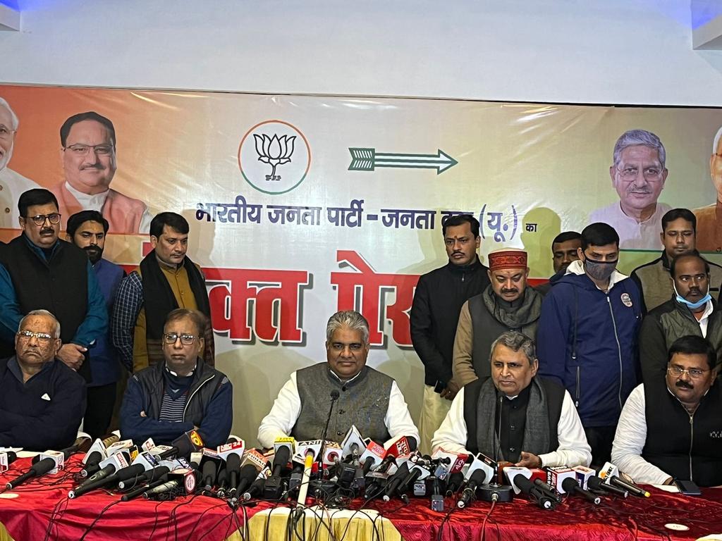 आज पटना में आयोजित भाजपा-जदयू की संयुक्त प्रेस वार्ता में वरीय नेताओं के साथ शामिल हुआ
