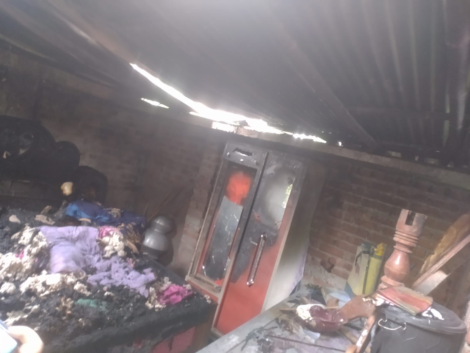 दहेज के लोभी ससुराल वालों ने महिला सहित दो बच्चों को जिंदा जलाया।