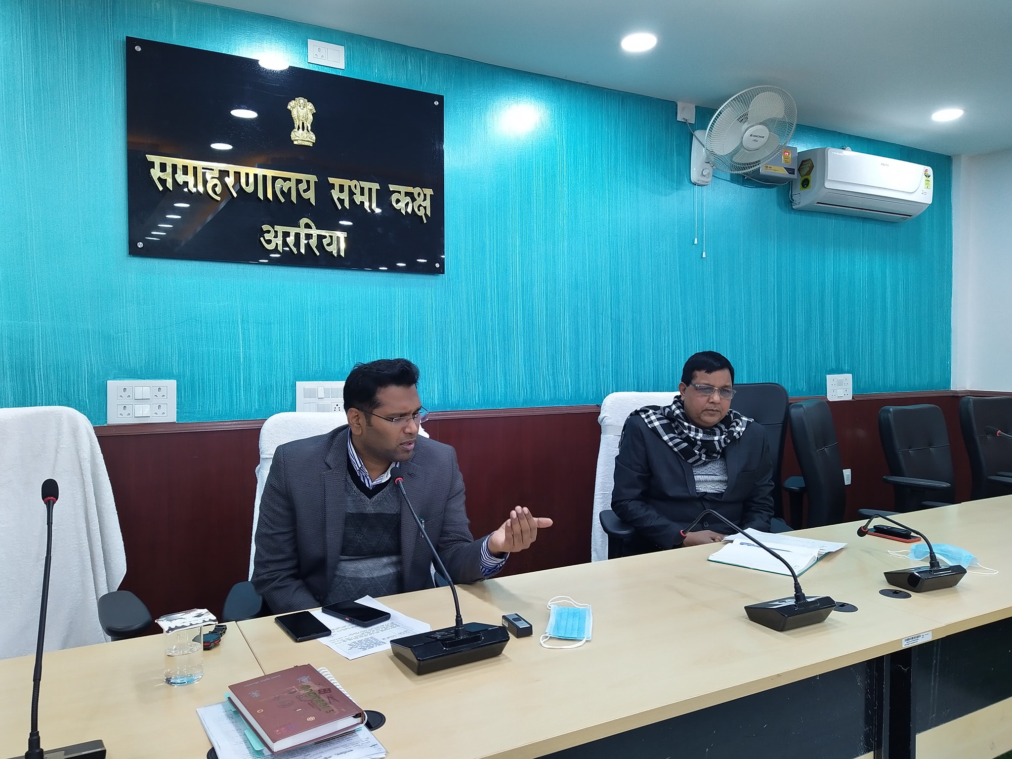 संचालित योजना/परियोजना के गतिविधियाें एवं उसके कार्यान्वयन का नियमित अंतराल पर डेटा प्रविष्टि हेतु समीक्षा बैठक