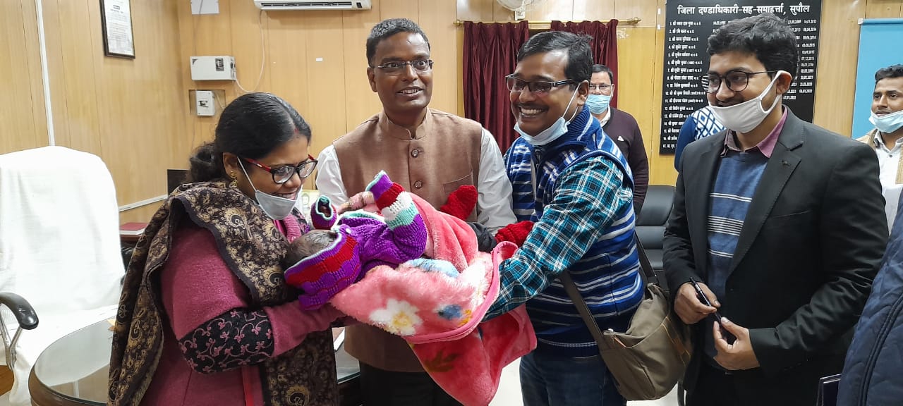 दत्तक ग्राही माता पिता को पूर्व पालन पोषण देख रेख में दिया