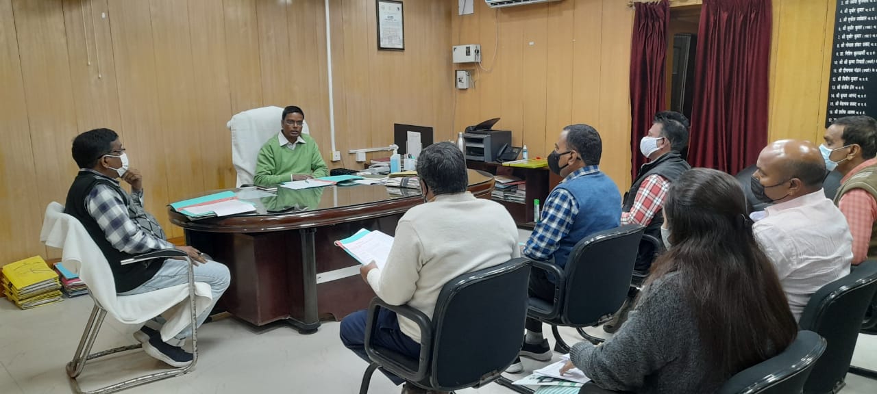 पिपरा प्रखंड में लगाये गए विशेष सर्वेक्षण शिविर के कार्यो की समीक्षा