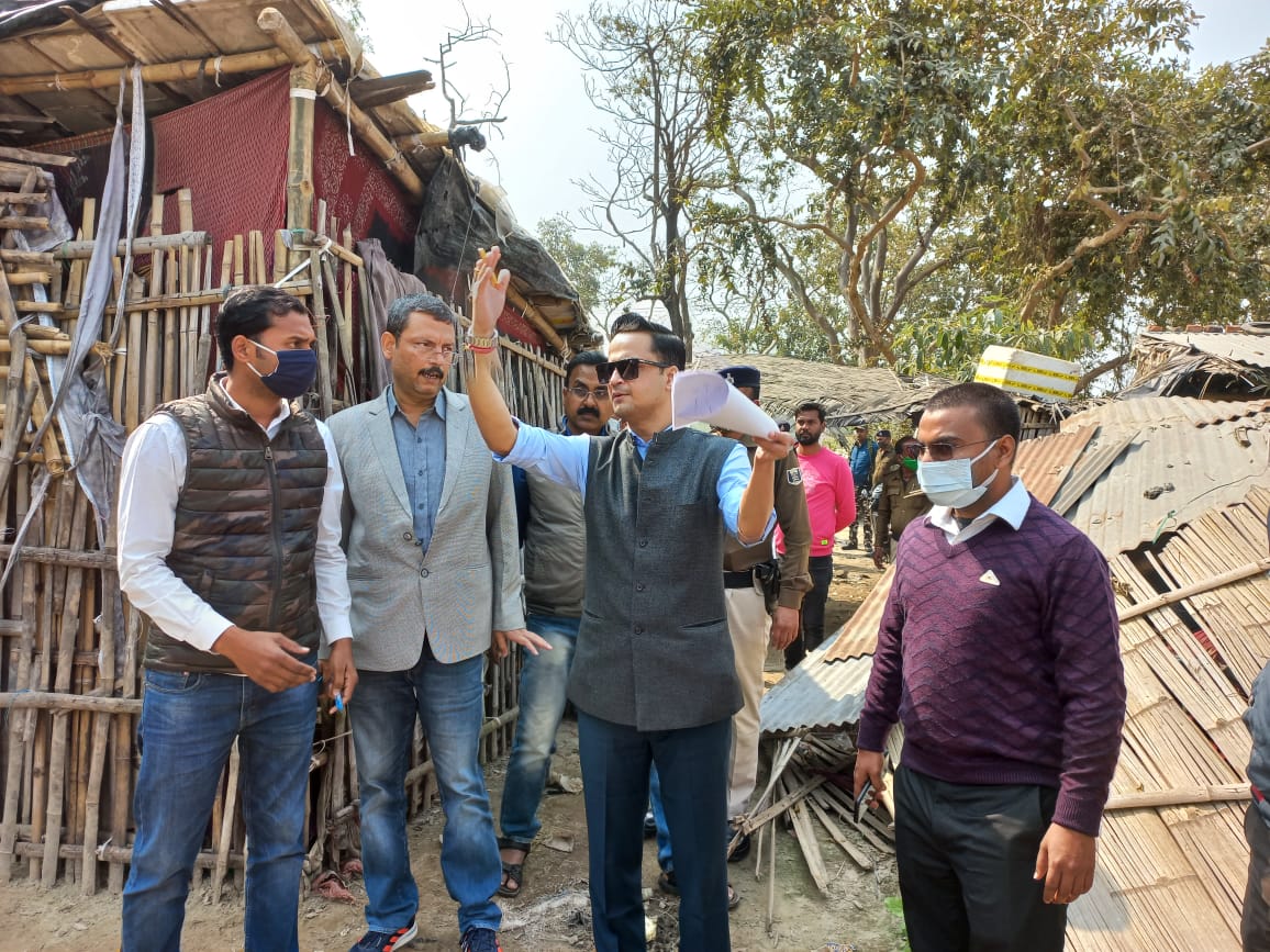 फुटकर विक्रेताओ हेतु वेंडिंग जोन बनाने के लिए सुपर बाज़ार में स्थल का निरीक्षण