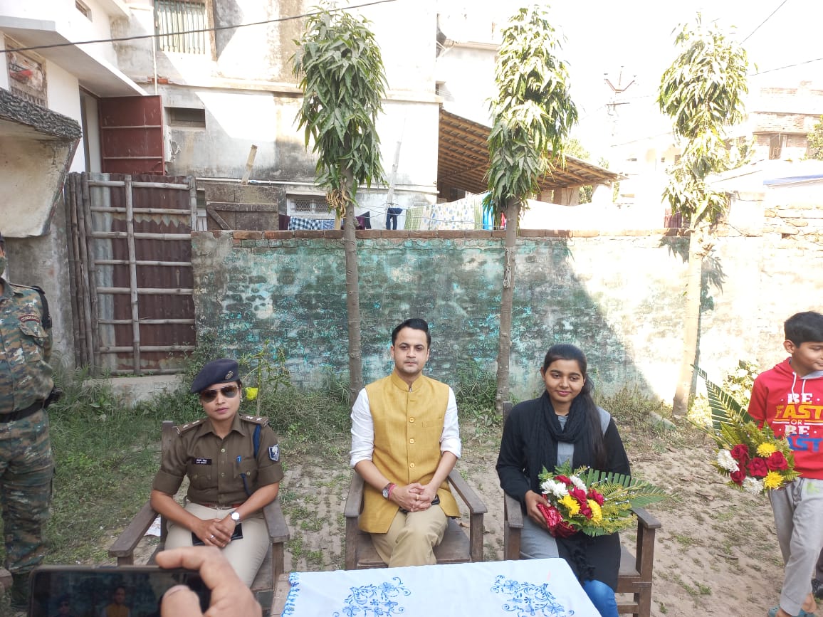 यूक्रेन से सकुशल घर वापस पहुंची छात्रा का स्वागत करते हुए जिलाधिकारी
