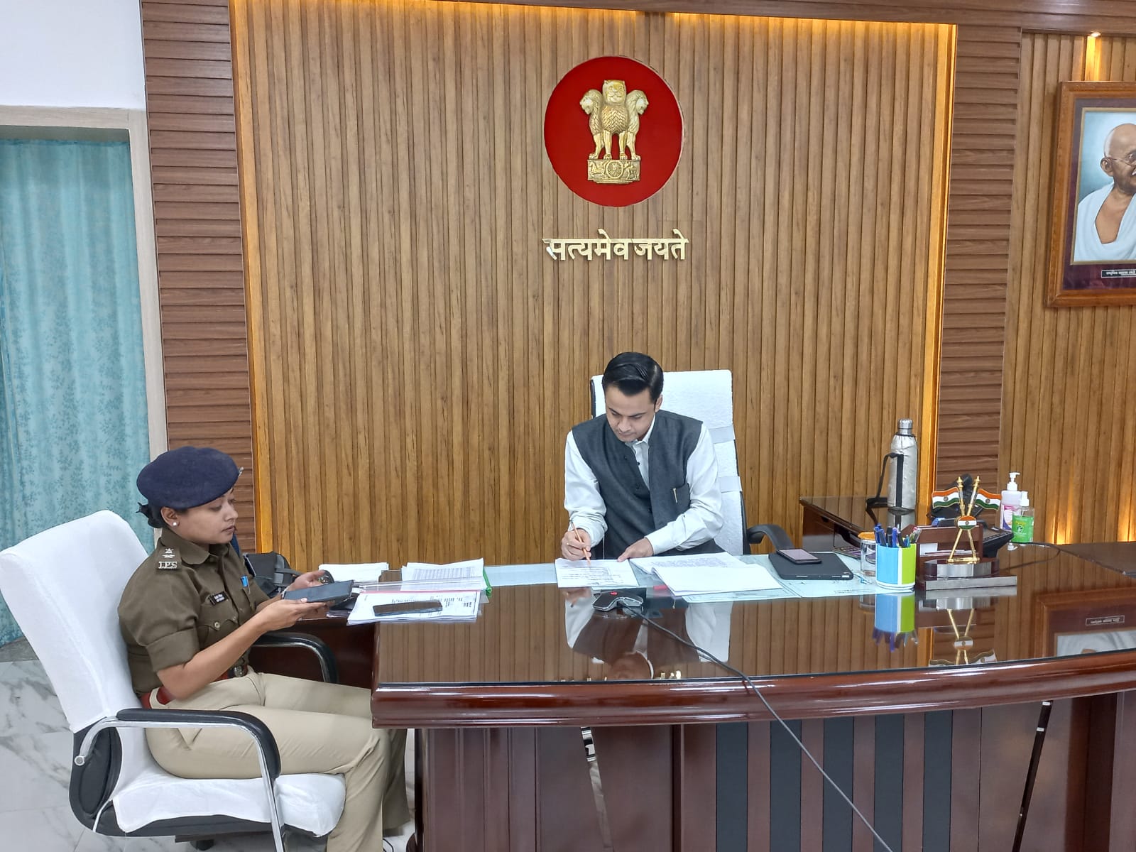 विडियो कांफ्रेंसिंग के माध्यम से सभी अंचलाधिकारी एवं थानाध्यक्ष के साथ मद्य निषेध से संबंधित समीक्षा बैठक