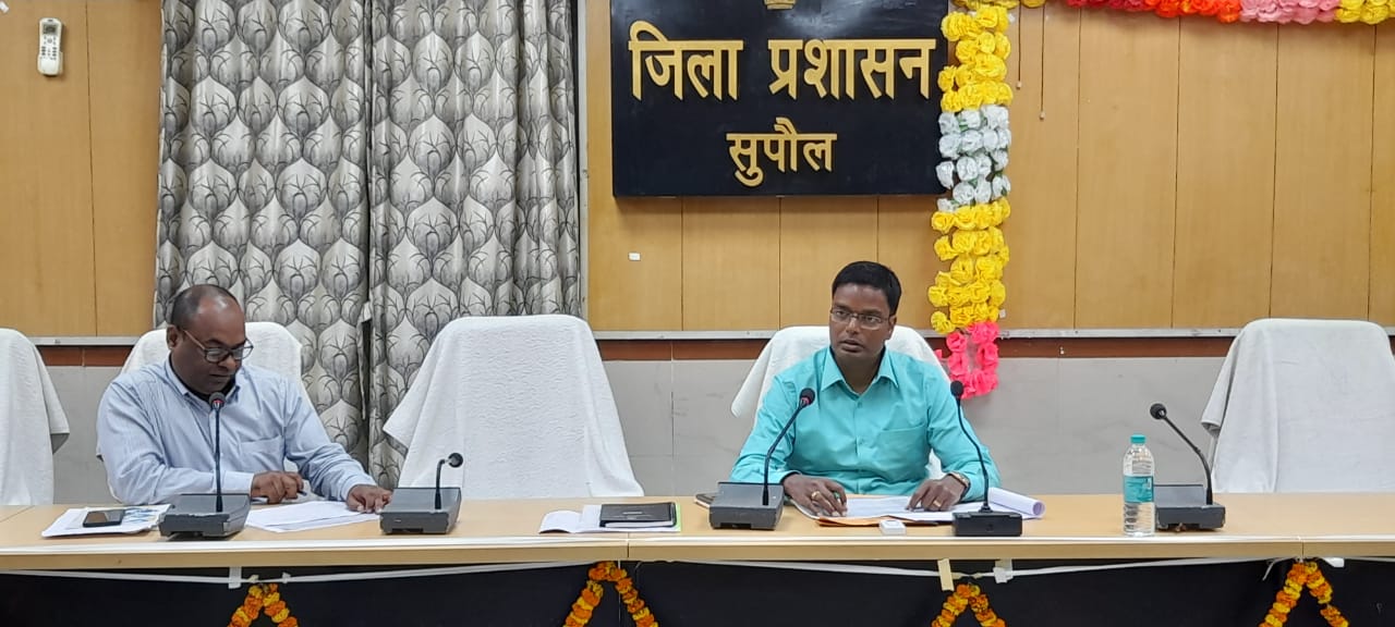 जिलाधिकारी महोदय द्वारा लोक स्वास्थ्य अभियंत्रण विभाग के कार्यो की समीक्षा
