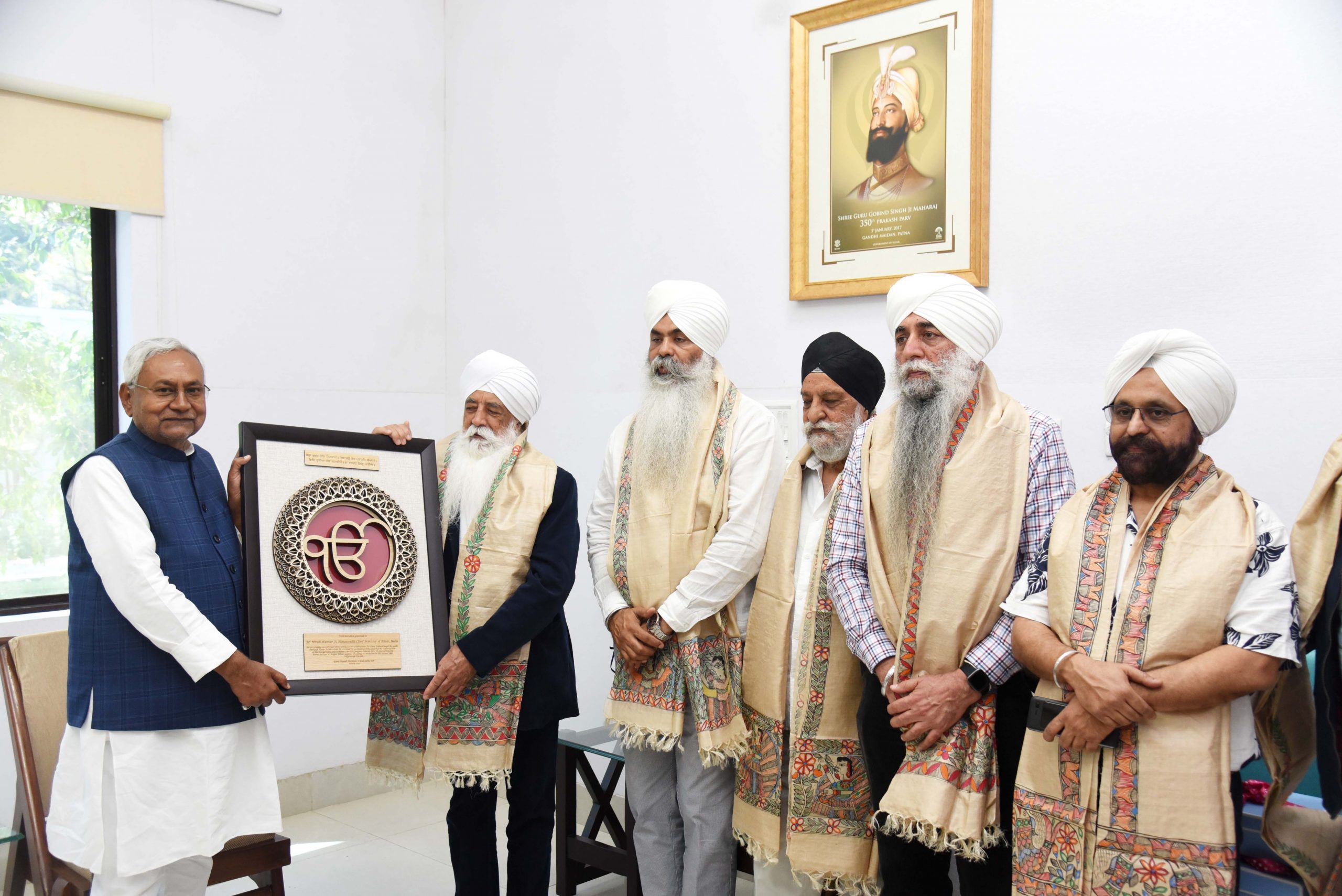पटना स्थित 1 अणे मार्ग के ‘संकल्प’ में सेवा जत्था के अध्यक्ष उनके साथ केन्या एवं यू०के० से आए सेवादारों से मुलाकात की।