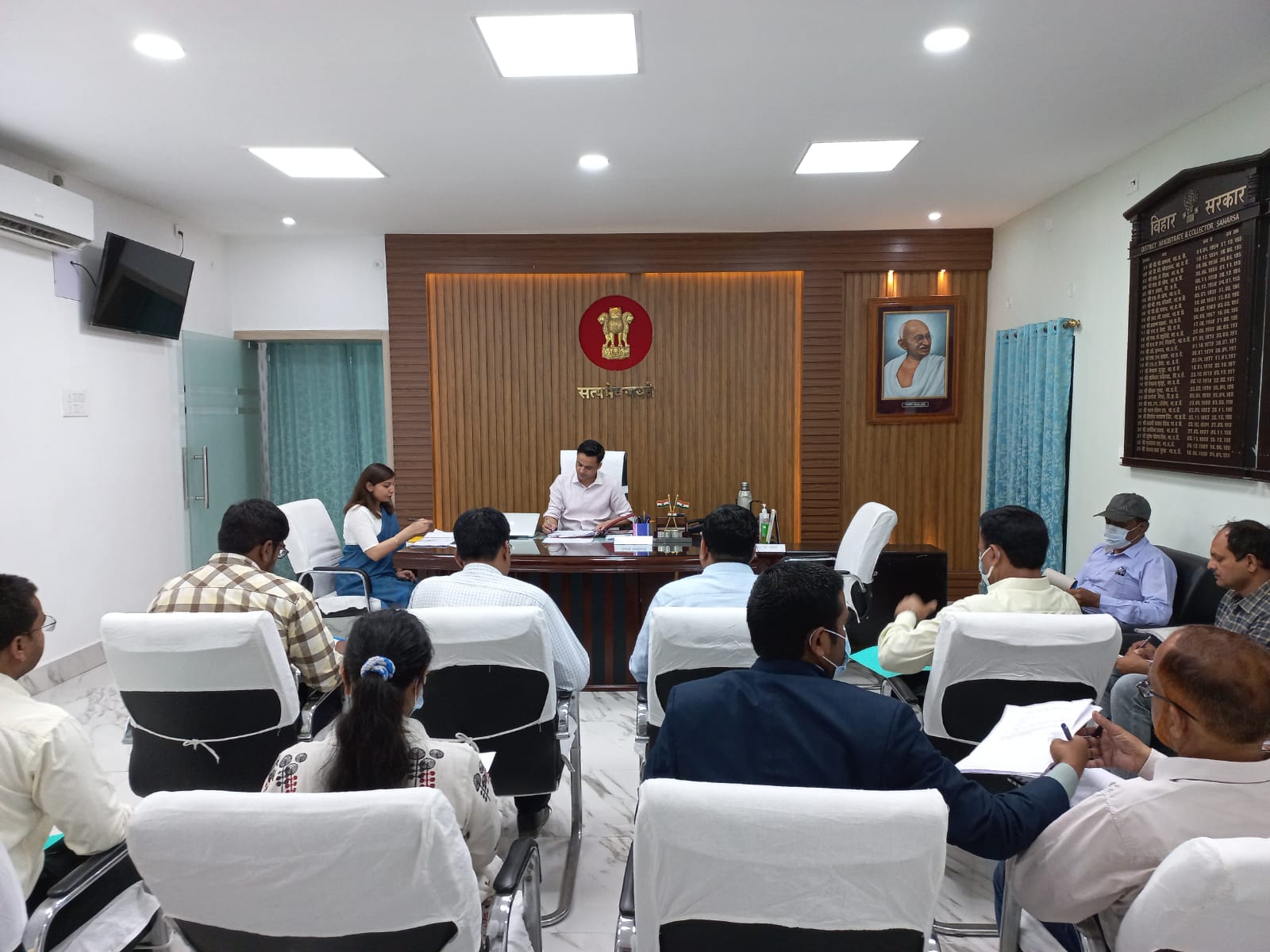 विभिन्न विभागों के अंतर्गत जन कल्याणकारी योजनाओं की प्रगति के सम्बन्ध में समीक्षा बैठक