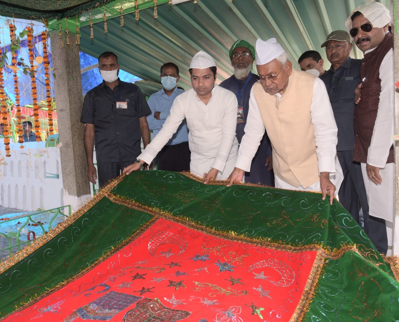 753वें उर्स मुबारक के मौके पर बड़ी दरगाह उनकी मजार पर चादरपोशी की और राज्य में सद्भाव, समृद्धि, अमन-चैन और खुशहाली कायम रहने की दुआएं मांगी