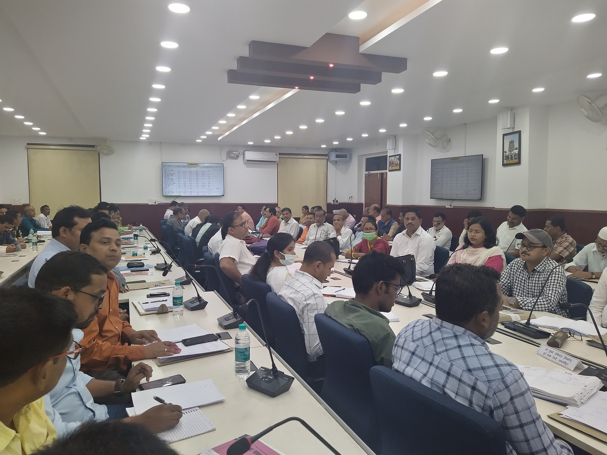 आंतरिक संसाधन एवं जिला अंतर्गत संचालित भू-अर्जन परियोजनाओं समीक्षात्मक बैठक