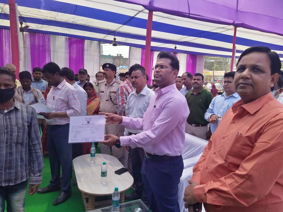 विभिन्न विभागों के स्टाल का जिला पदाधिकारी श्री प्रशांत कुमार सीएच द्वारा उदघाटन