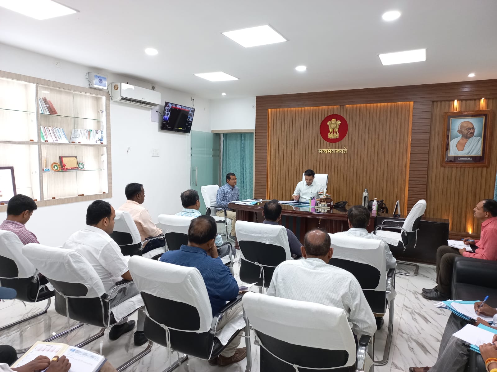 राजस्व की समीक्षात्मक बैठक उनके कार्यालय वेश्म में आयोजित