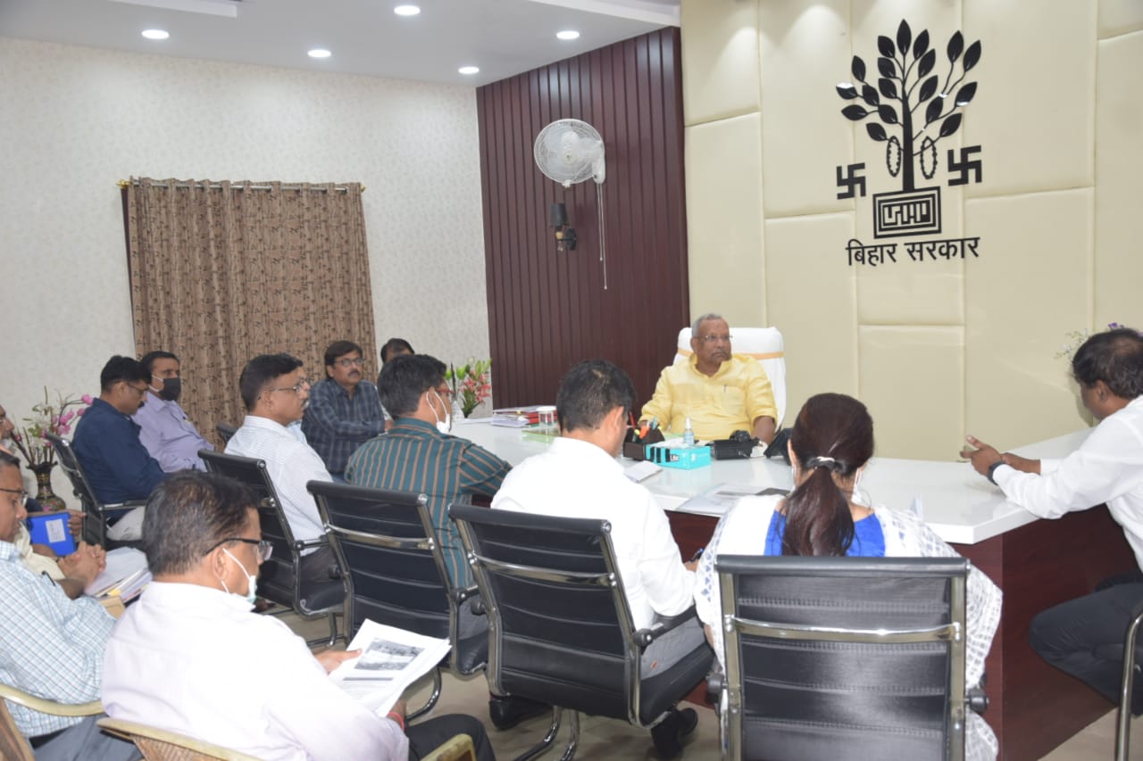 पटना में आयोजित विभागीय बैठक में पशु एवं मत्स्य संसाधन विभाग के अधिकारियों के साथ बैठक