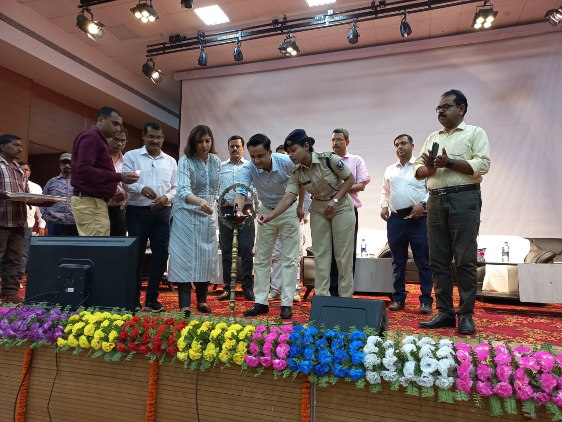 ज़िला स्थापना दिवस के अवसर पर प्रेक्षागृह में आयोजित सांस्कृतिक कार्यक्रम का उद्घाटन