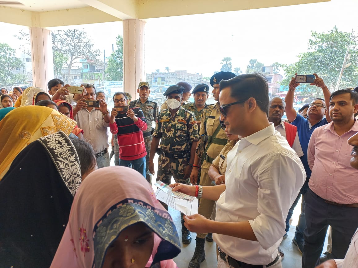 प्रखंड कार्यालय कहरा एवं सिमरीबख्तियारपुर अवस्थित मतदान केन्द्रों का निरीक्षण