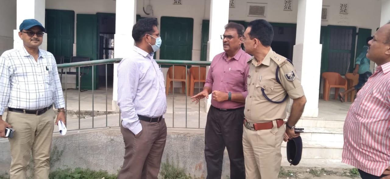 जिला पदाधिकारी श्री प्रशांत कुमार सीएच द्वारा फारबिसगंज पुराना हॉस्पिटल का निरीक्षण