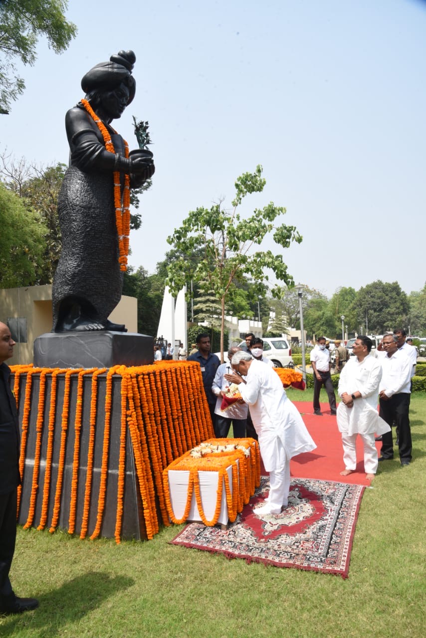 सम्राट अशोक जयंती के अवसर पर उनकी प्रतिमा पर पुष्पांजलि अर्पित