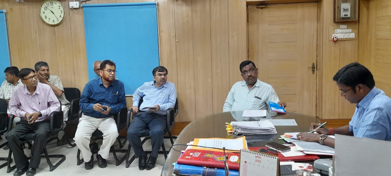भू-अर्जन से सम्बंधित समीक्षा बैठक