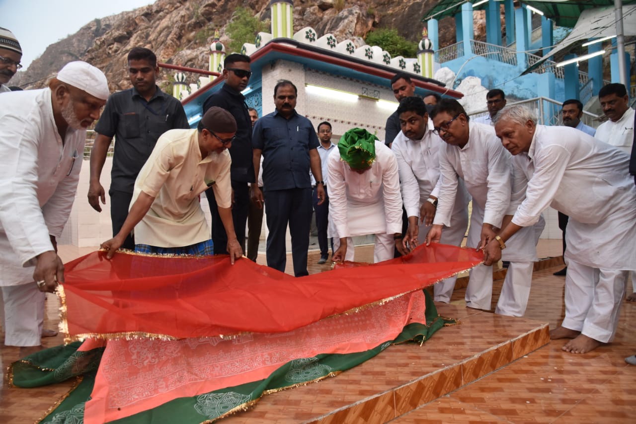 राजगीर स्थित मखदूम कुंड के परिभ्रमण के दौरान हजरत मखदूम शेख सर्फुद्दीन अहमद याहिया मनेरी मजार पर चादरपोशी कर राज्य के सुख, शांति एवं समृद्धि की कामना की।