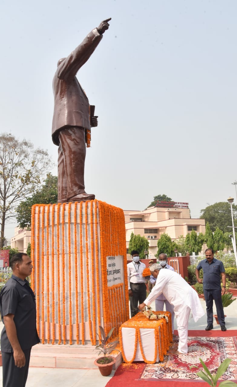 भारत रत्न बाबा साहब डॉ० भीमराव अम्बेडकर जी की जयंती पर पुष्पांजलि अर्पित कर उन्हें भावभीनी श्रद्धांजलि