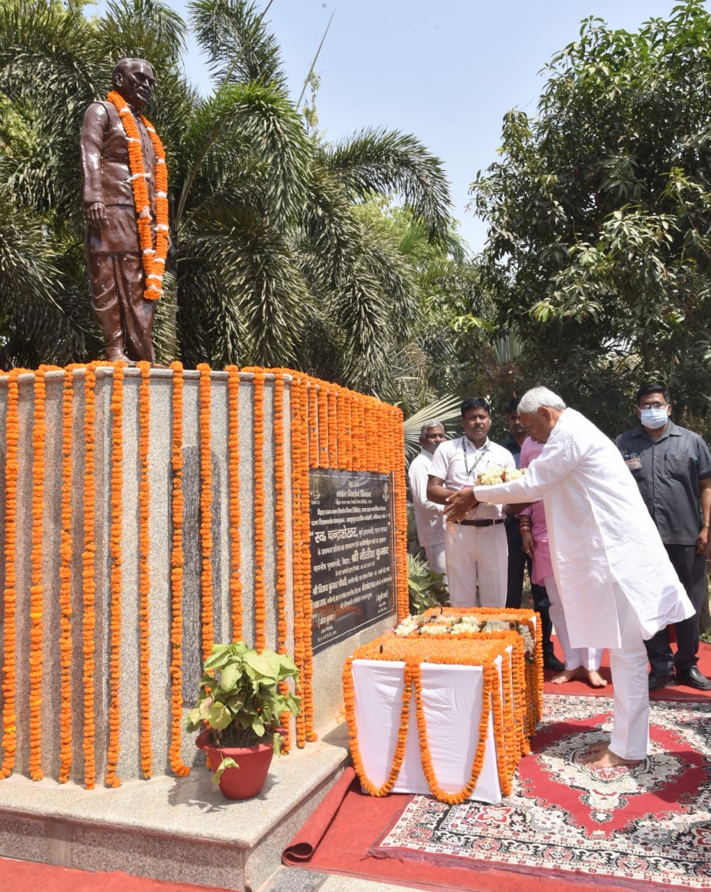 भूतपूर्व प्रधानमंत्री स्व० चंद्रशेखर जी की जयंती के अवसर पर   उनकी प्रतिमा पर पुष्पांजलि अर्पित कर श्रद्धांजलि