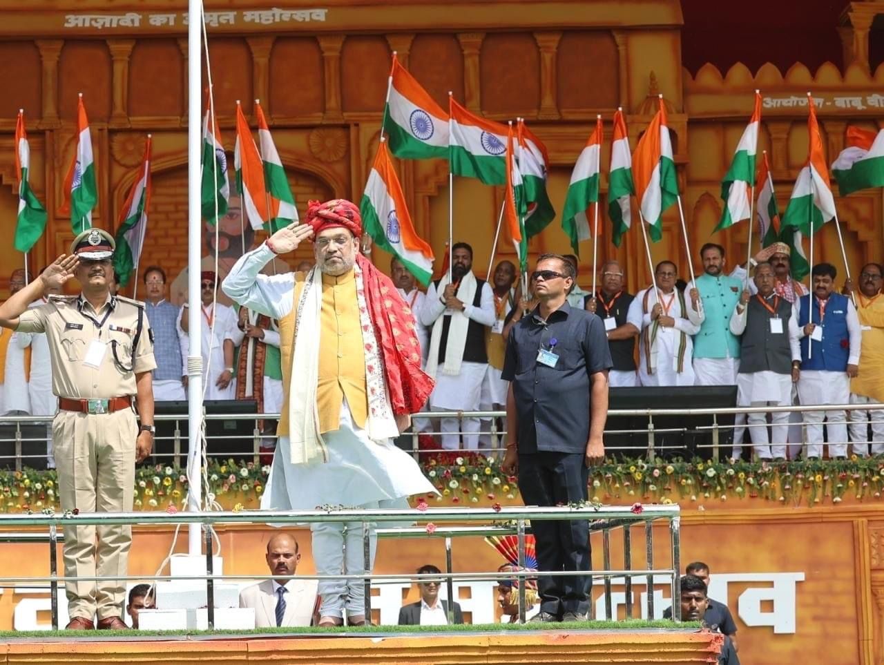 जगदीशपुर में बाबू वीर कुंवर सिंह जी के विजयोत्सव कार्यक्रम में  बिहारवासियों ने 78000 से अधिक तिरंगों को एक साथ फहरा कर एक नया इतिहास रच दिया है.