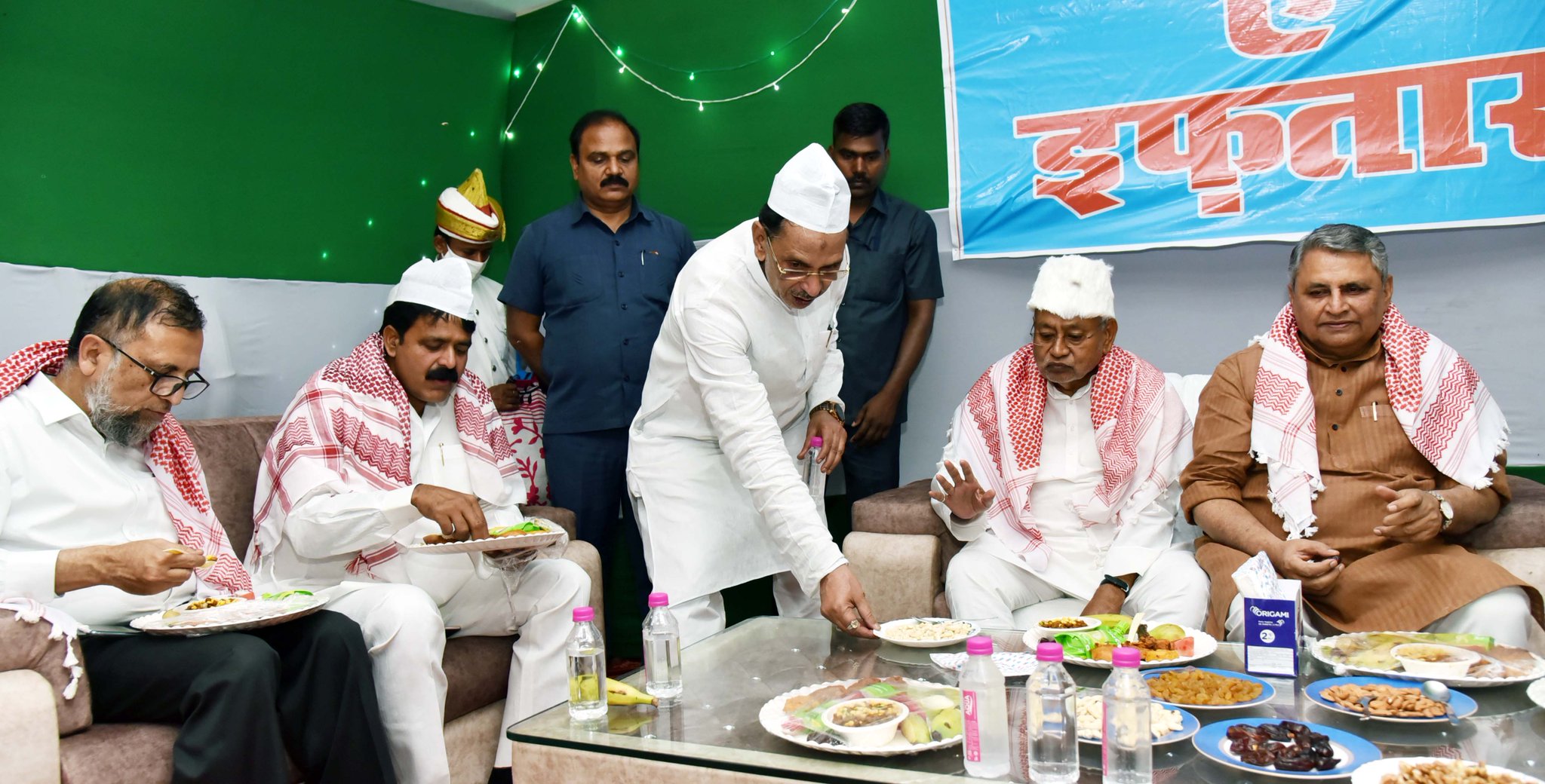 बिहार स्टेट शिया वक्फ बोर्ड के अध्यक्ष सैयद अफजल के आवास पर आयोजित दावत-ए-इफ्तार में शरीक
