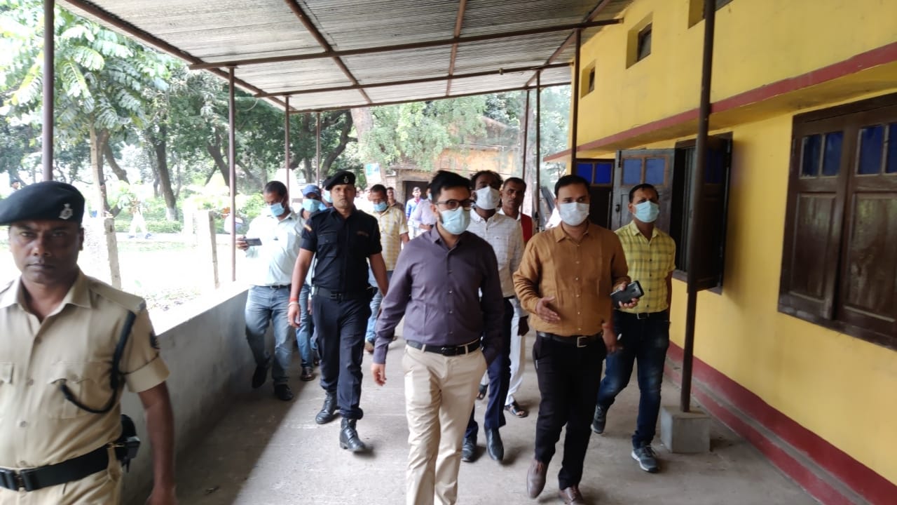 जिला पदाधिकारी श्री राहुल कुमार द्वारा आज पूर्णिया पूर्व अंचल कार्यालय का निरीक्षण