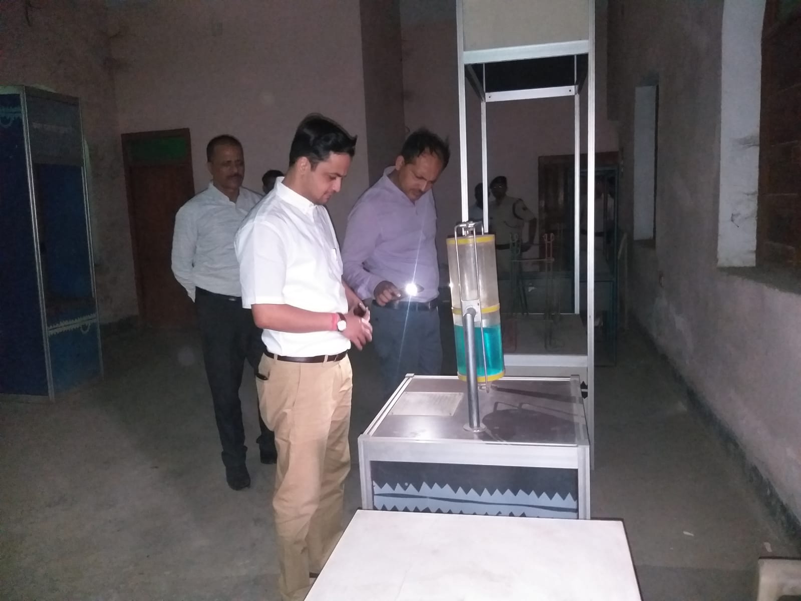 जिलाधिकारी श्री आनंद शर्मा के द्वारा सुपर मार्केट अवस्थित साइंस एवं तकनिकी विज्ञान संग्रहालय का निरीक्षण