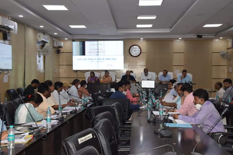 माननीय उपमुख्यमंत्री सह नगर विकास एवं आवास मंत्री श्री tarkishorepd ने समीक्षा बैठक