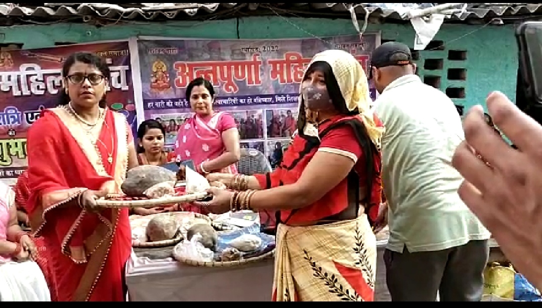 छठ पूजा को लेकर जरूरतमंद महिलाओं को बांटी गई साड़ी व छठ पूजा सामग्री