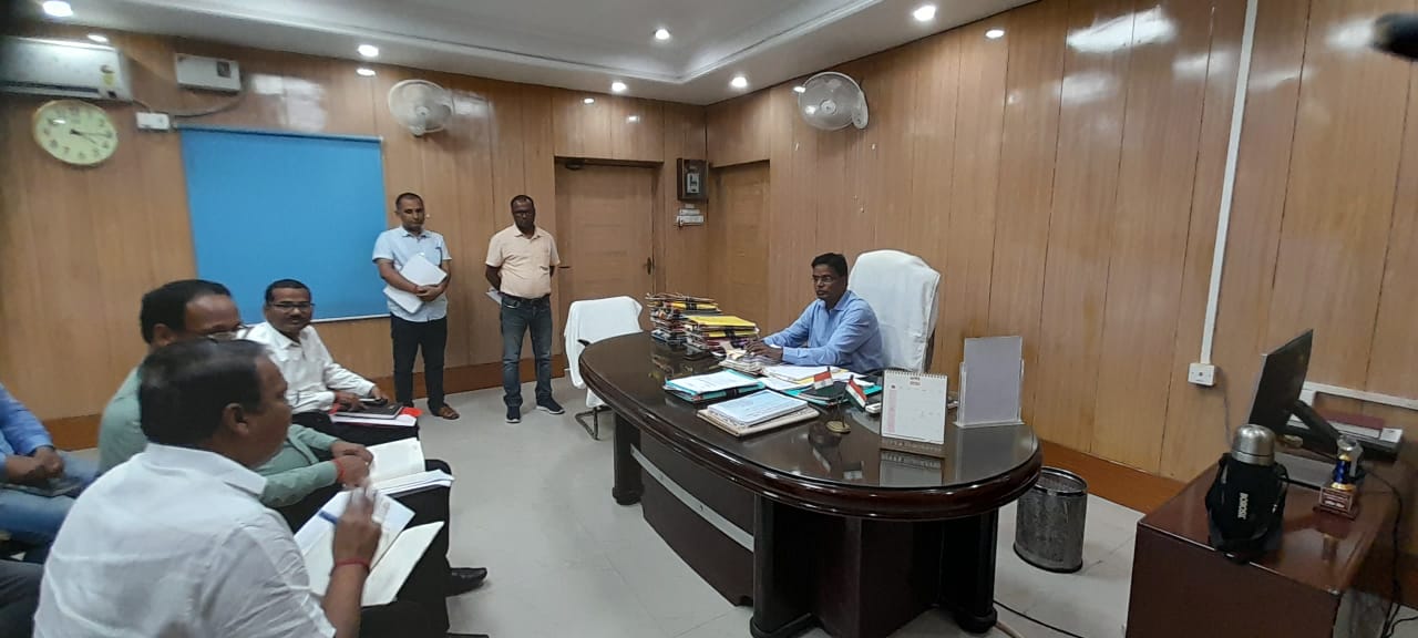जिलाधिकारी के कार्यालय में एन.एच 106 से संबंधित बैठक