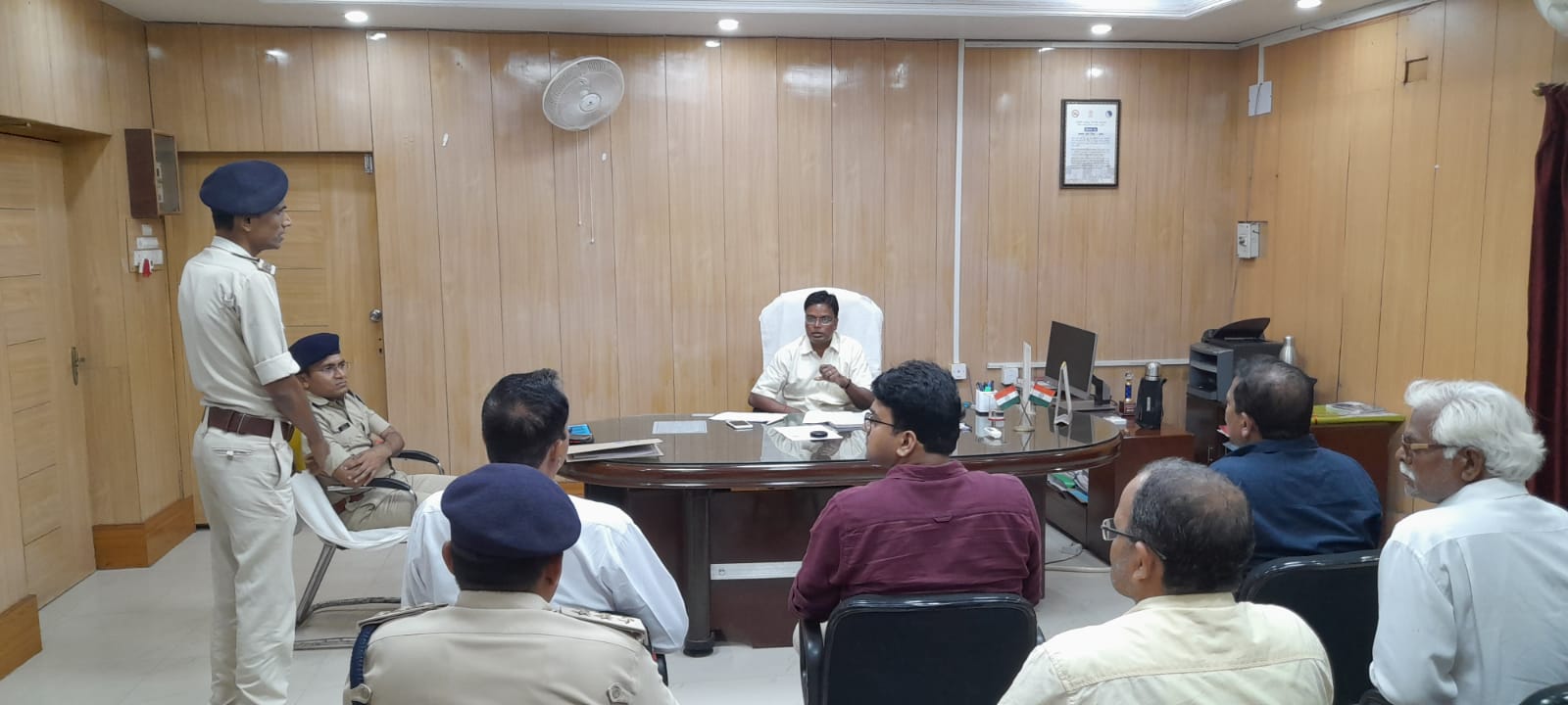 जिलाधिकारी के कार्यालय वेश्म में एक्साइज से संबंधित बैठक