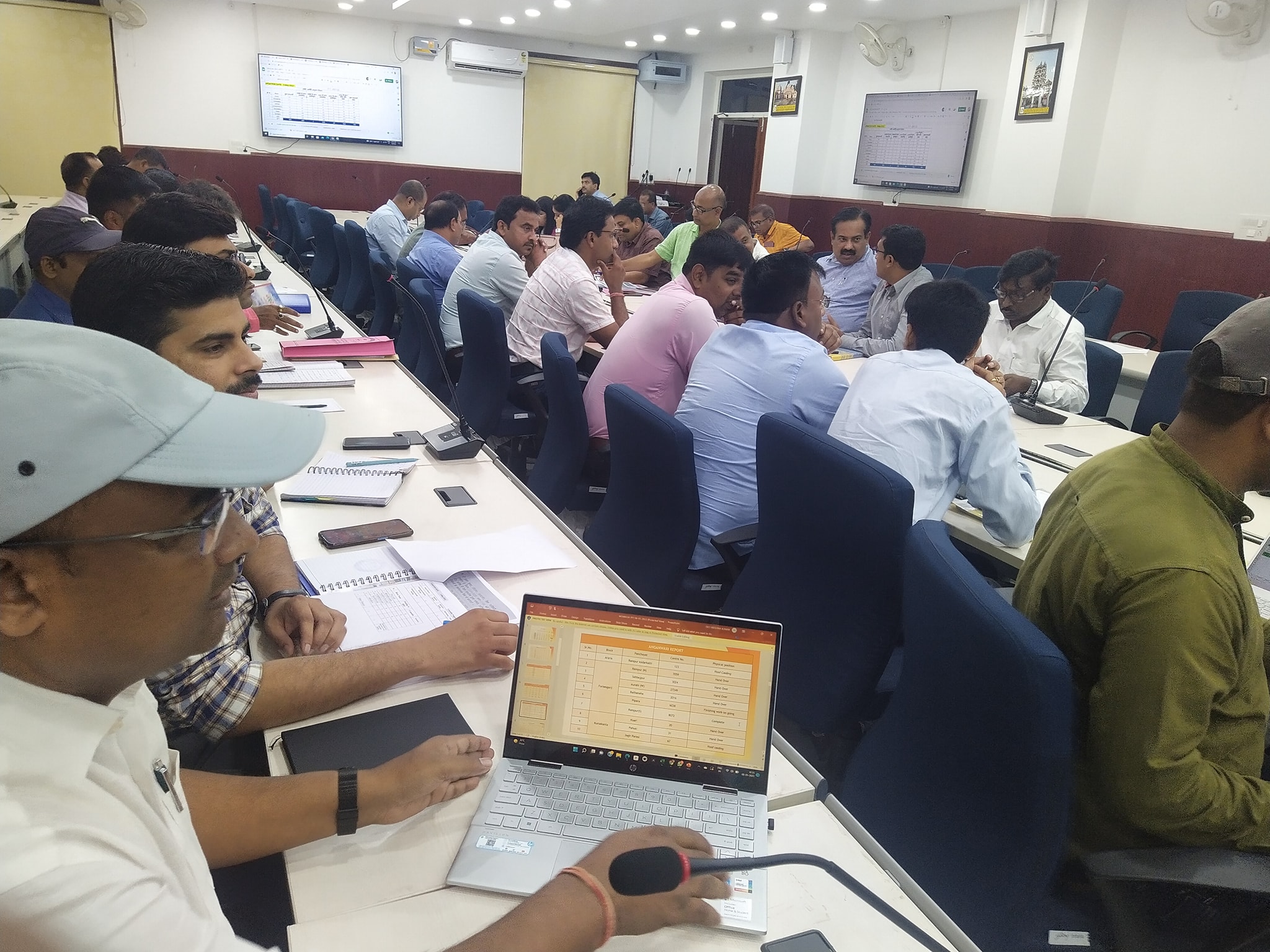 प्रगति एवं क्रियान्वयन को लेकर समाहरणालय स्थित परमान सभागार में समीक्षा बैठक