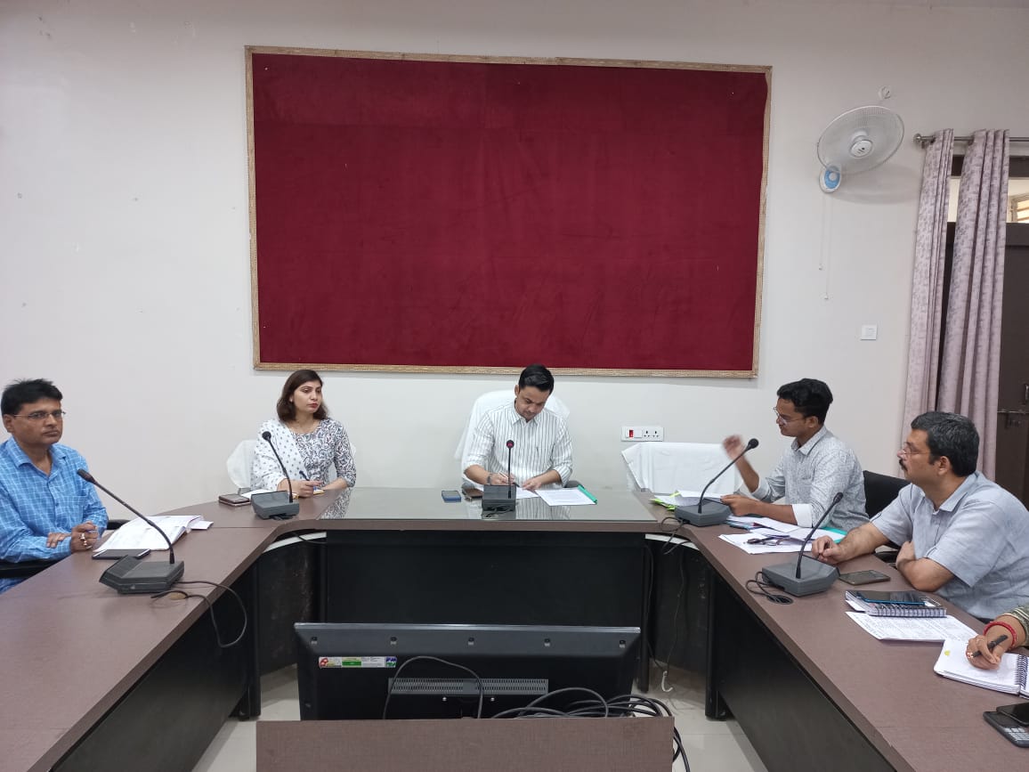 बाढ़ पूर्व तैयारी को लेकर आपदा प्रबंधन की बैठक आयोजित हुई। जिलाधिकारी ने बैठक