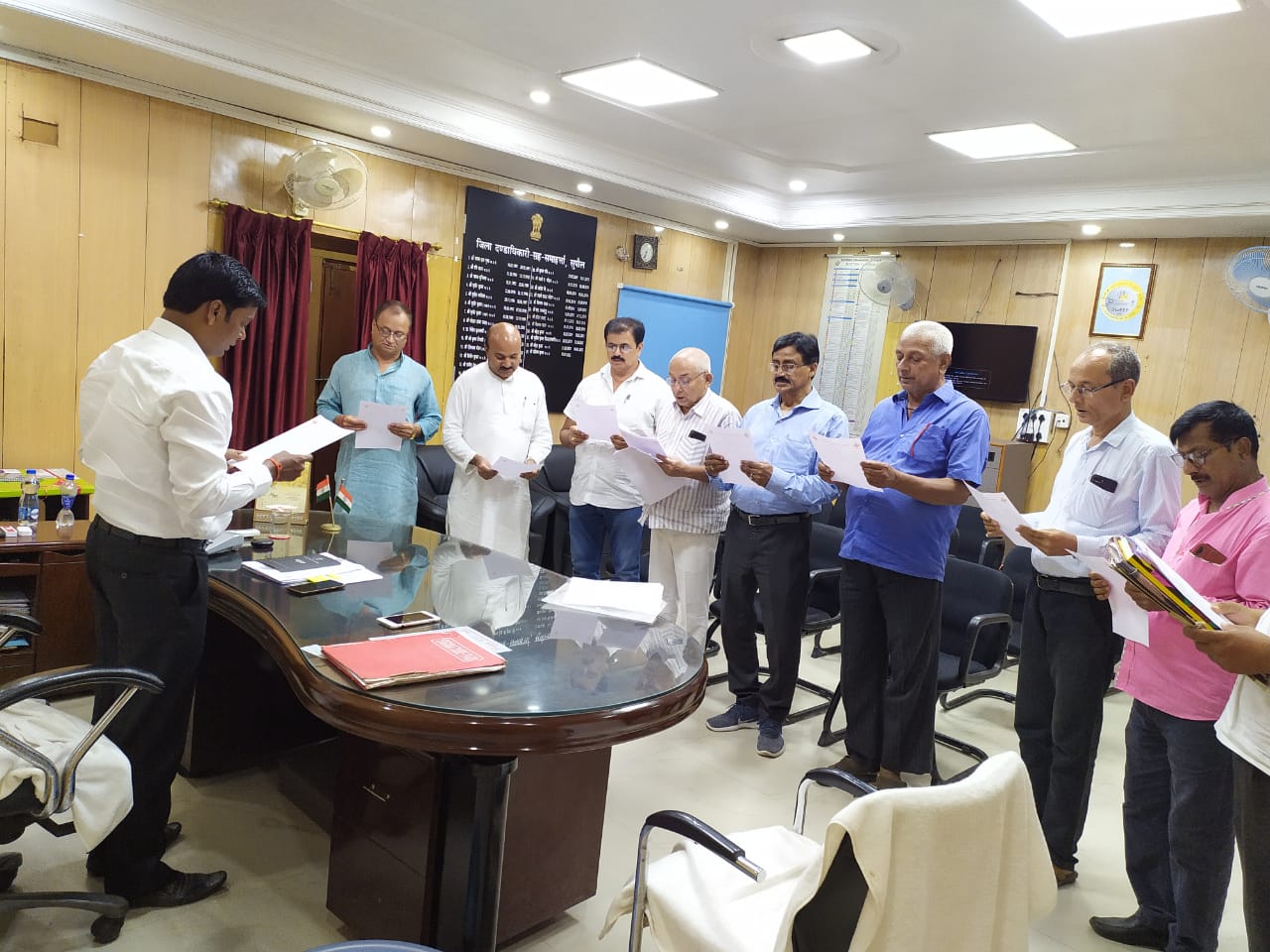 इंडियन रेड क्रॉस सोसाइटी के लिए गठित प्रबंध समिति के सदस्यों को शपथ दिलाई
