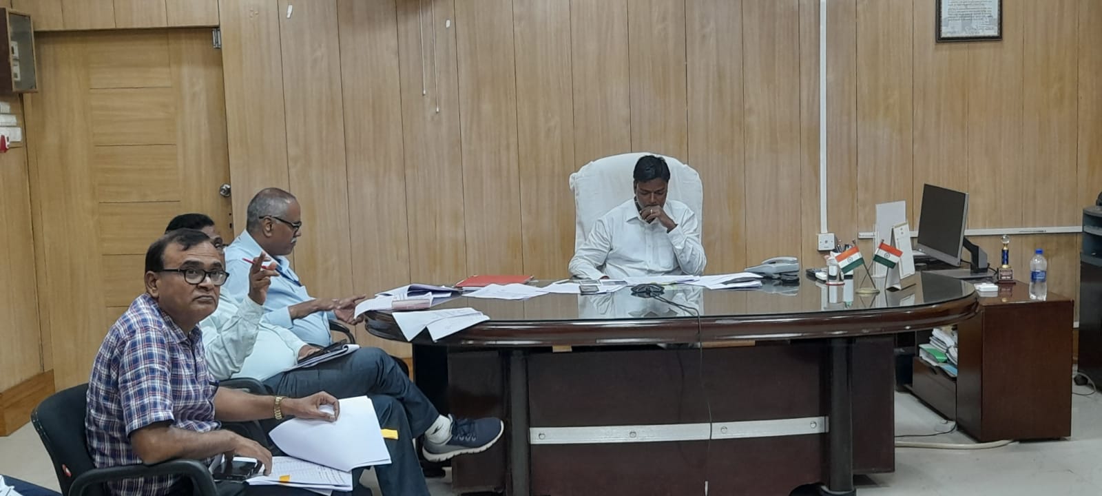 अतिक्रमण मुक्त कराने के क्रम में चिन्हित वास-भूमि विहीन सुयोग्य परिवारों को भूमि उपलब्ध कराने से संबंधित समीक्षात्मक बैठक