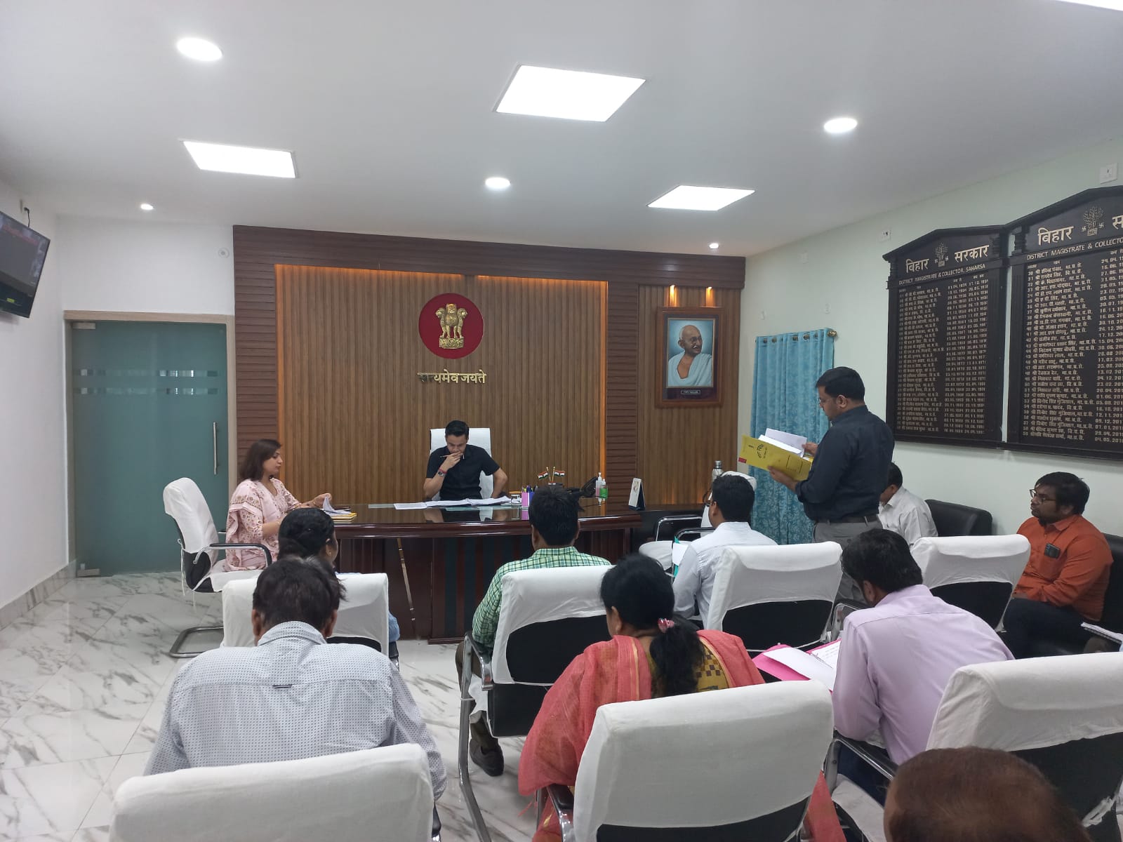 ज़िलाधिकारी श्री आनंद शर्मा की अध्यक्षता में विकास /जनकल्याण योजनाओं की समीक्षात्मक बैठक