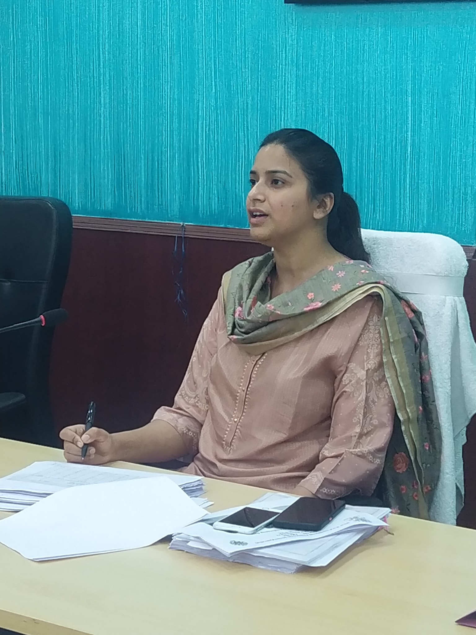 जिला पदाधिकारी श्रीमती इनायत खान की अध्यक्षता में समाहरणालय स्थित योजना/परियोजना के कार्यान्वयन तथा उपलब्धियों को लेकर संबंधित विभागीय पदाधिकारियों के साथ बैठक